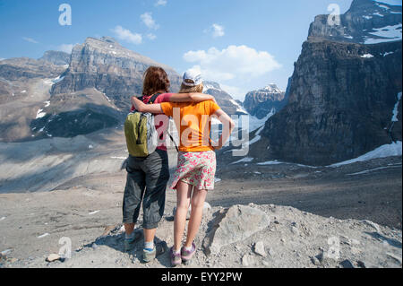 Kaukasische Mutter und Tochter, die malerische Aussicht auf sechs Gletscher Trail, Banff, Alberta, Kanada Stockfoto