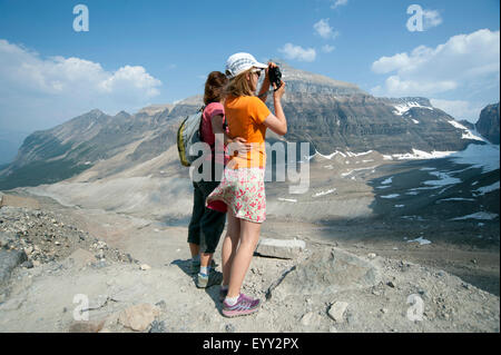 Kaukasische Mutter und Tochter fotografieren malerischen Blick auf sechs Gletscher Trail, Banff, Alberta, Kanada Stockfoto