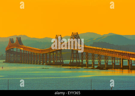 Brücke und Fluss unter Sonnenuntergang Himmel, Richmond, Kalifornien, Vereinigte Staaten von Amerika Stockfoto