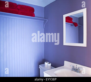 Spiegel, Waschbecken und Toilette im Badezimmer Stockfoto