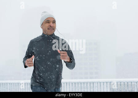 Schwarzen Läufer Joggen im Schnee Stockfoto