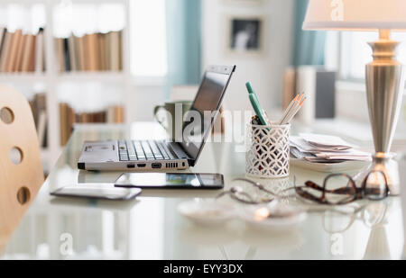 Laptop, Handy und Büro liefert auf Schreibtisch Stockfoto