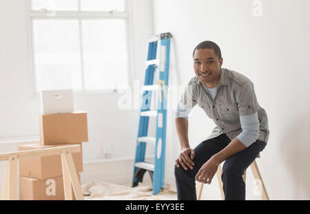 Schwarzer Mann im Zimmer im Umbau Stockfoto