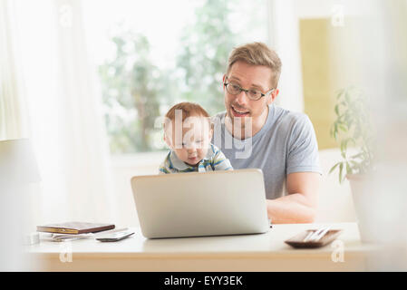 Kaukasische Vater und Baby mit laptop Stockfoto