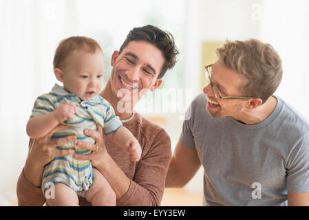 Kaukasische Schwule Väter mit baby Stockfoto