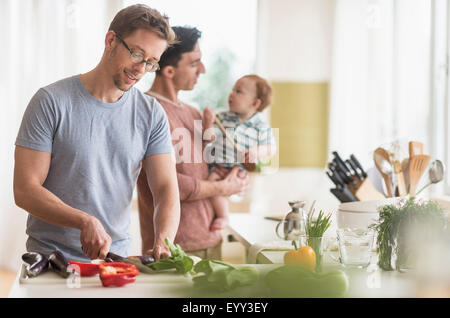 Kaukasische Schwule Väter und Babys in Küche Stockfoto