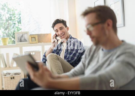 Kaukasische schwules paar entspannende auf sofa Stockfoto