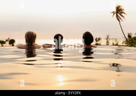 Frauen, die malerische Aussicht im Infinity-pool Stockfoto