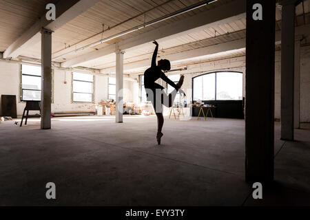 Kaukasische Ballett-Tänzerin im Loft-Zimmer Stockfoto