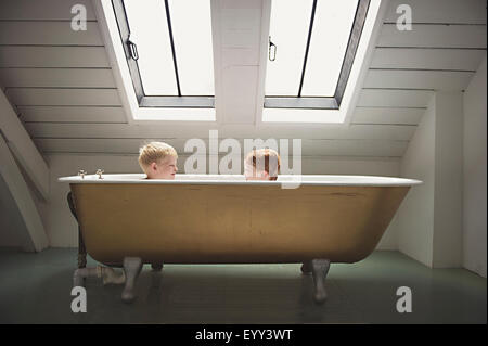 Kaukasischen Brüder sitzen in der Badewanne Stockfoto