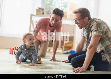 Kaukasische Schwule Väter und Baby spielen im Wohnzimmer Stockfoto