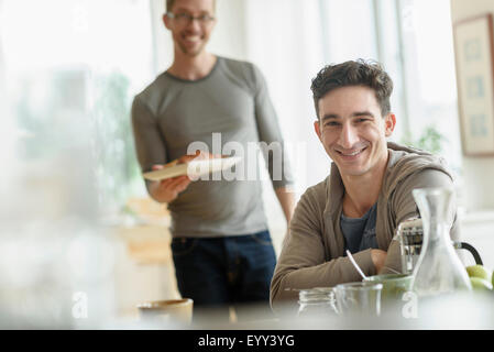 Kaukasische schwules Paar zusammen frühstücken Stockfoto