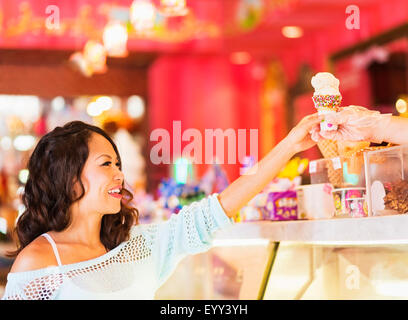 Chinesische Frau Eiswaffel im Shop kaufen Stockfoto