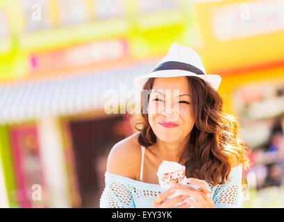 Chinesische Frau essen Eiscreme-Kegel Stockfoto