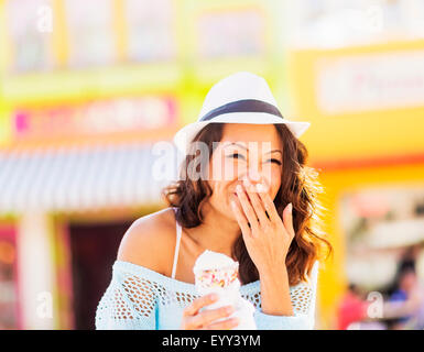 Chinesische Frau essen Eiscreme-Kegel Stockfoto