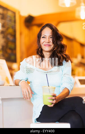 Chinesische Frau Trink Smoothie im café Stockfoto