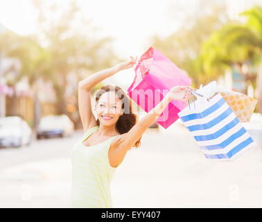 Chinesische Frau Einkaufstaschen im freien Stockfoto