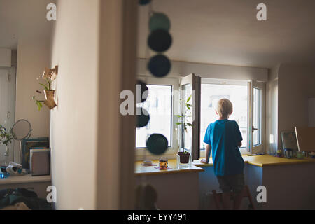 Kaukasische junge Blick Küchenfenster Stockfoto