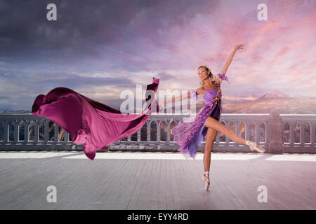 Kaukasische Frau Ballett auf Balkon Stockfoto