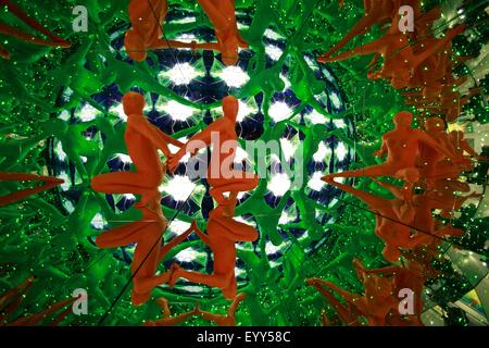 Edinburgh, UK. 05. August ein Kaleidoskop von Farben als Morphsuits und Mirros kollidieren, um die ersten menschlichen Discoball auf Camera Obscura zu schaffen. Abgebildete David Labanca und Gianmarco Pozzoli. Pako Mera/Alamy Live-Nachrichten. Stockfoto