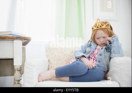 Kaukasische Mädchen im Sessel schmollend verärgert Stockfoto