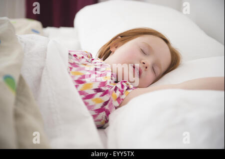 Kaukasische Mädchen schlafend im Bett Stockfoto