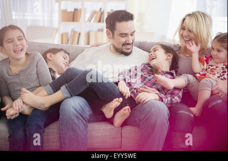 Kaukasische Familie spielen auf sofa Stockfoto