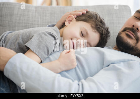 Kaukasische Vater und Sohn Nickerchen auf sofa Stockfoto