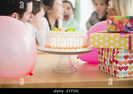 Nahaufnahme von Geburtstagskuchen, verpackte Geschenke und Ballons auf party Stockfoto