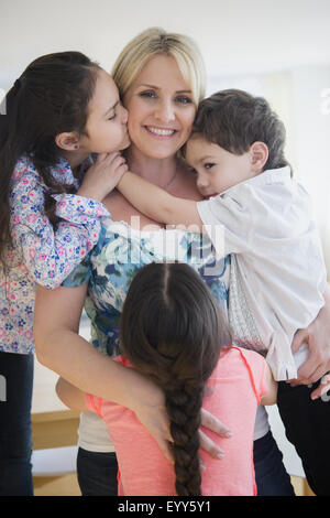 Nahaufnahme von kaukasischen Mutter und Kinder umarmen Stockfoto