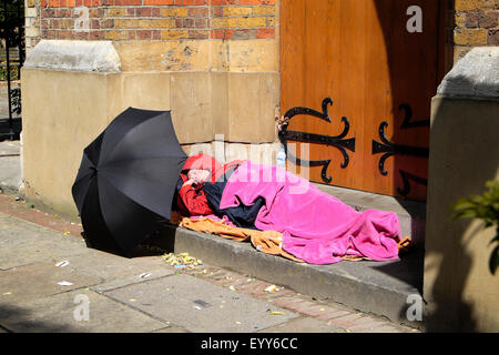 Ein Obdachloser schläft in einem Kirchentür-Eingang auf der Straße in Hackney, East London UK 2015 KATHY DEWITT Stockfoto