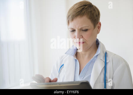 Kaukasische Arzt mit digital-Tablette Stockfoto