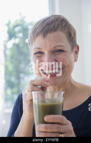 Kaukasische Frau gesunden Saft zu trinken Stockfoto