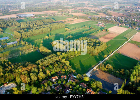 Urbanisierung an der Grenze der landwirtschaftlich genutzten Fläche mit Feldern, Wiesen und Hecken aus der Luft, Belgien Stockfoto