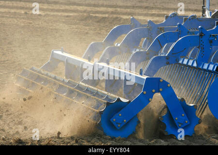 Traktor mit Egge, Niederlande Stockfoto