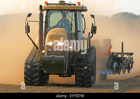 Traktor pflügen ein Feld, Niederlande, Zeeland Stockfoto