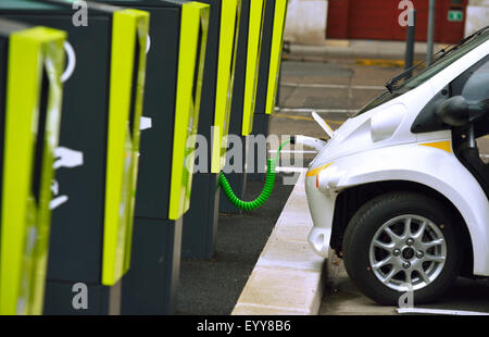 Elektro-Auto an der Ladestation, Frankreich Stockfoto