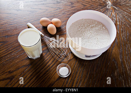 Zutaten für Pfannkuchen auf einem Tisch, Österreich Stockfoto