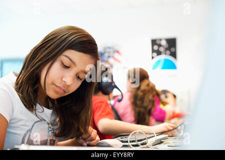 Hispanische Schüler arbeiten am Schreibtisch im Klassenzimmer Stockfoto