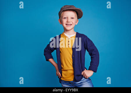 Niedliche kleine Junge in Freizeitkleidung Blick in die Kamera Stockfoto