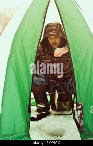 Kaukasische Wanderer Eisangeln im Zelt Stockfoto