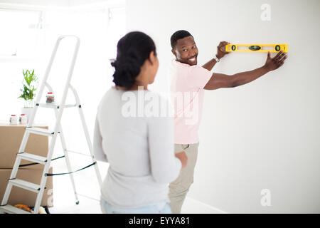 Paar mit Niveau in neues Zuhause Stockfoto