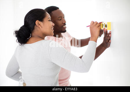 Paar mit Niveau in neues Zuhause Stockfoto