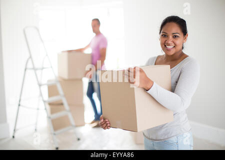 Paar mit Kartons in neues Zuhause Stockfoto