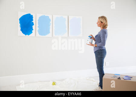 Kaukasische Frau Prüfung Farbproben in neues Zuhause Stockfoto