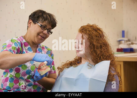 Kinderzahnarzt zeigt Zähne Modell Jugendlicher patient Stockfoto