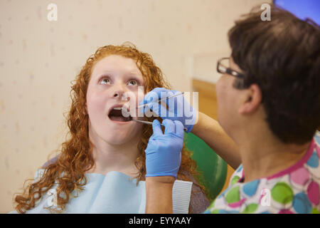 Kinderzahnarzt Prüfung Zähne Jugendlicher patient Stockfoto