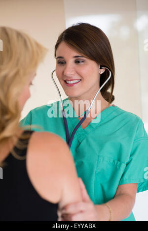 Arzt hört Herzschlag des Patienten im Krankenhaus Stockfoto