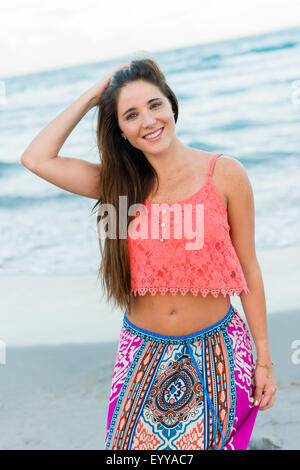 Hispanic Frau am Strand Stockfoto