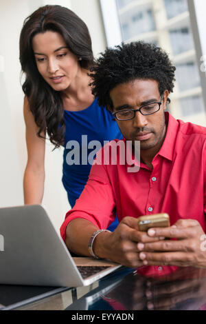 Hispanische Geschäftsleute arbeiten am Schreibtisch Stockfoto